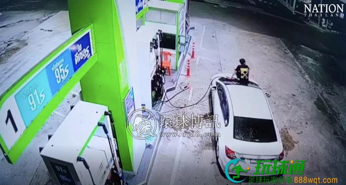 太疯了！有中国台湾男子持刀在泰国大城府加油站横冲直撞、恐吓他人，疑似吸毒！