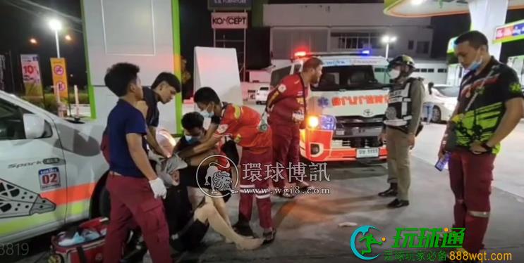 太疯了！有中国台湾男子持刀在泰国大城府加油站横冲直撞、恐吓他人，疑似吸毒！