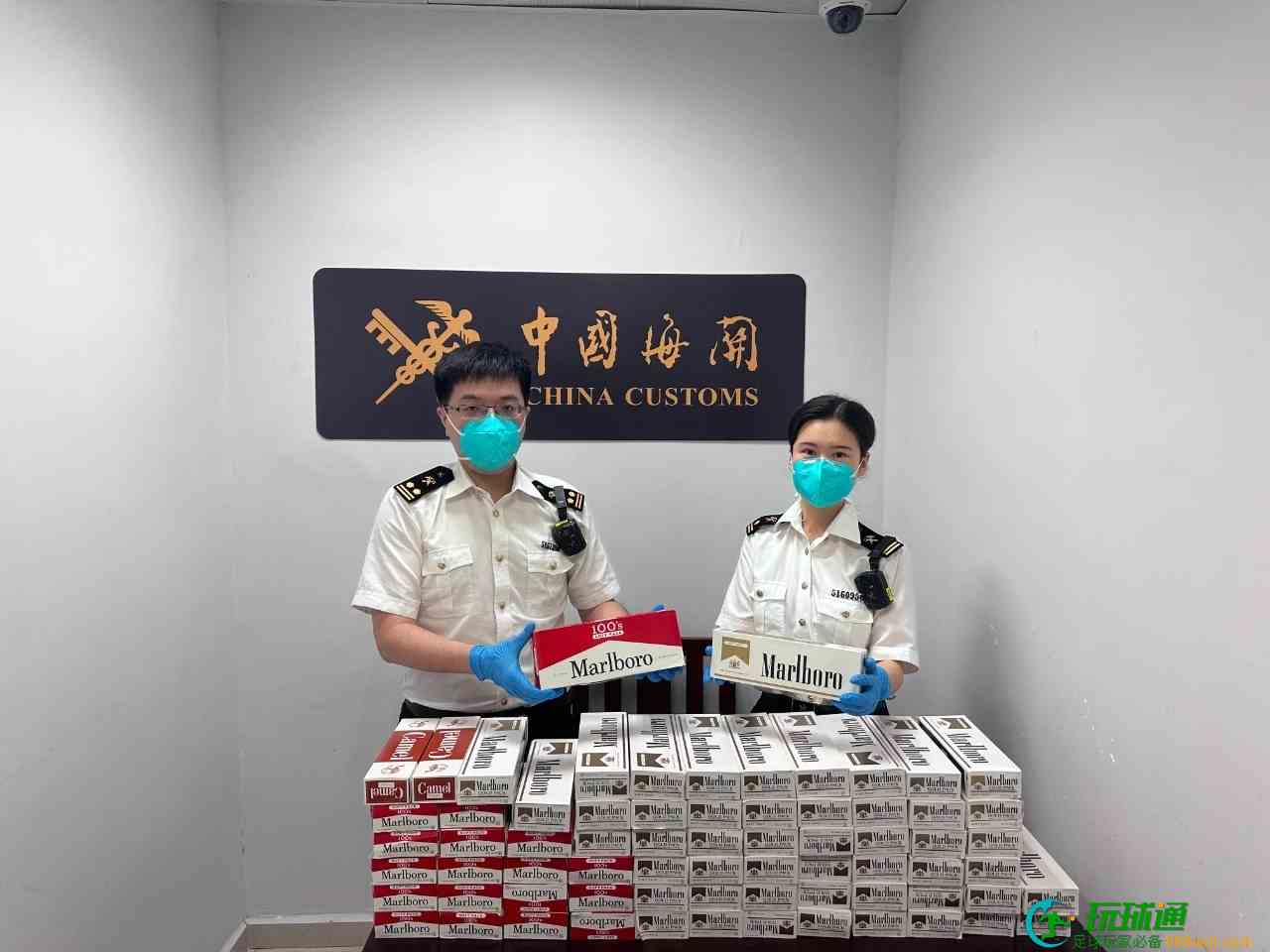 行李内装有大量同规格的长条形物品，打开一看，1.4万支！