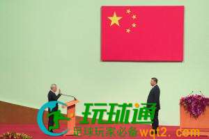 澳门新任特区行政长官岑浩辉（左）星期五宣誓就职，由中国国家主席习近平监誓。（路透社）