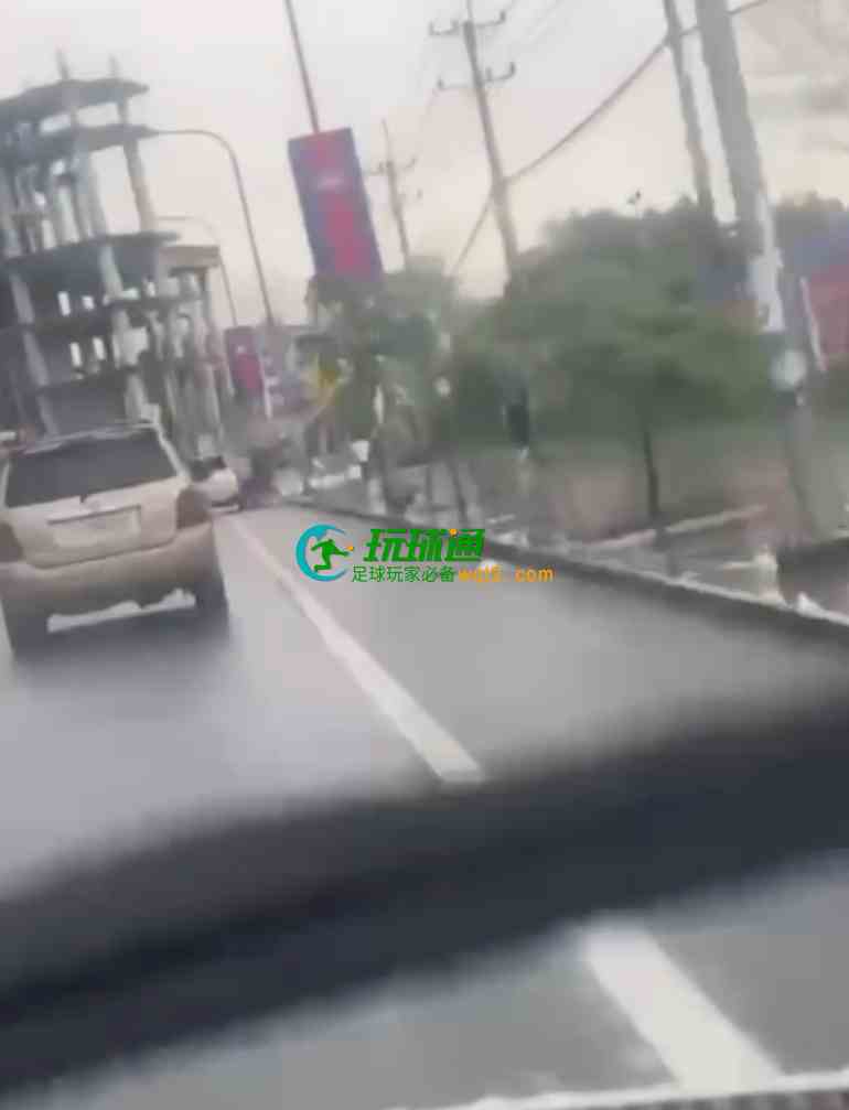 双子塔对面突发骚动 二十余名“狗推”集体冲出园区