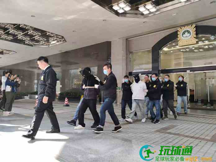 犯罪集团涉用高仿假码黑兑呃客21万  警拘4车手检128枚万元假码